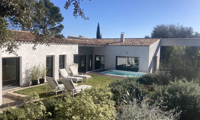 Besse-sur-Issole Villa | Belle Villa Moderne de Plain-pied Implantée sur un Jardin Méditerranéen