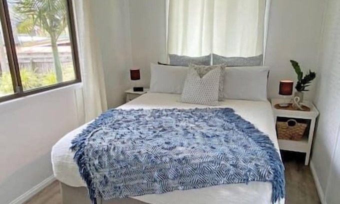 Amity Point Cabina | Belles on Ballow - Possum Lodge