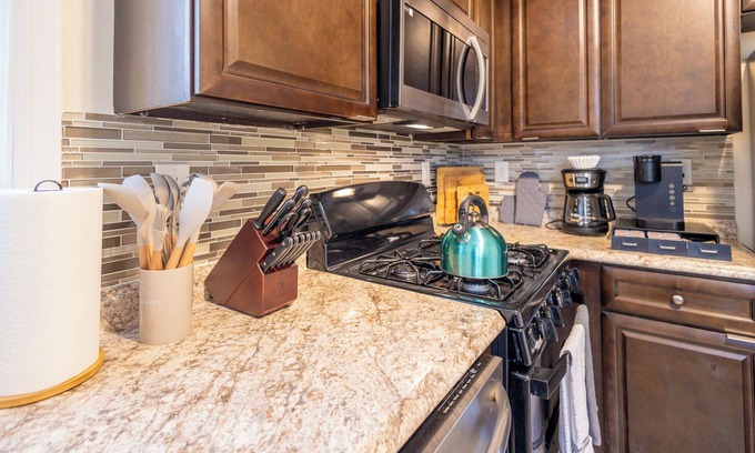 Forest Hill Apartamento | Belleville 3 Bed, Pets OK, Parking, Laundry, Fenced-In Yard, Fire Pit