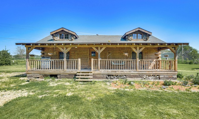 Bellevue Apartamento | Bellevue Log Cabin w/ Gas Grill & Creek Access