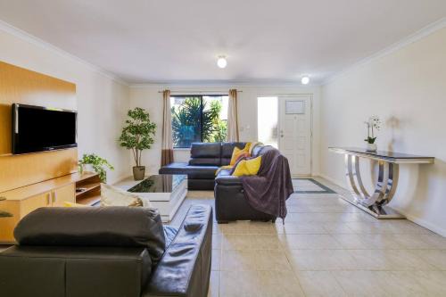 Belmont Casa | Belmont Comfort - Central and Light-filled Stay