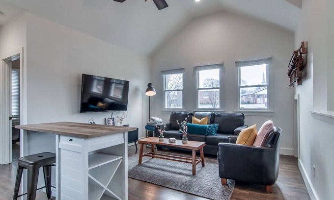 Historic Waverly Casa | Cozy Loft - Steps to 12th South and Belmont
