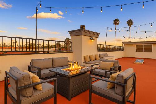 Belmont Shore Casa | Belmont Shore Retreat Rooftop Lounge Putting Green Near 2nd Street Beaches