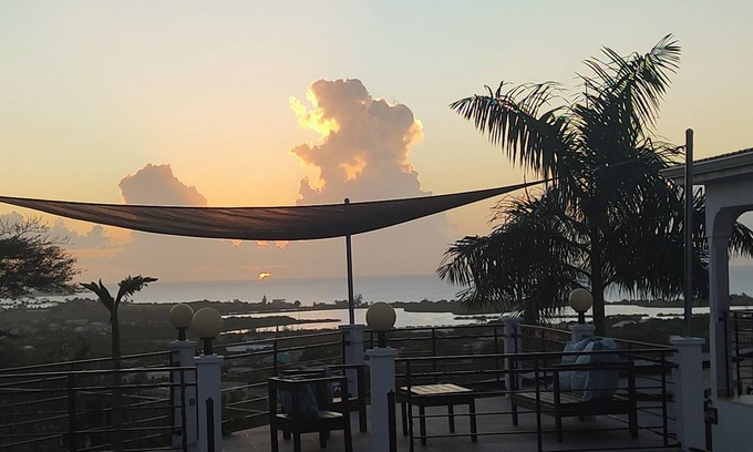 Dickenson Bay Apartamento | Belvedere Holiday Home