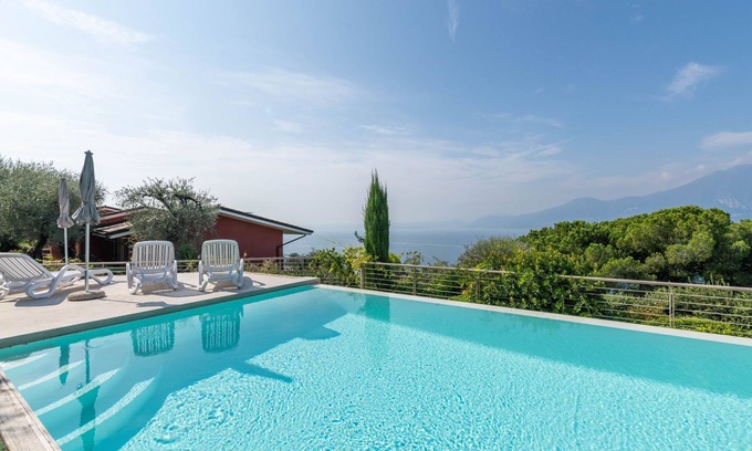 Frader Casa | Residencia en el lago Garda con piscina y jardín, posición panorámica