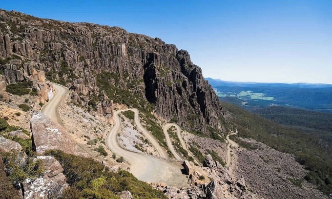 Ben Lomond Cabina | Cosy cabin in historic alpine village, surrounded by Tassie wilderness & iconic road.