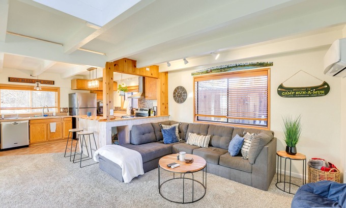 Deschutes River Woods Casa | Bend Home w/ Fire Pit, 4 Mi to High Desert Museum!