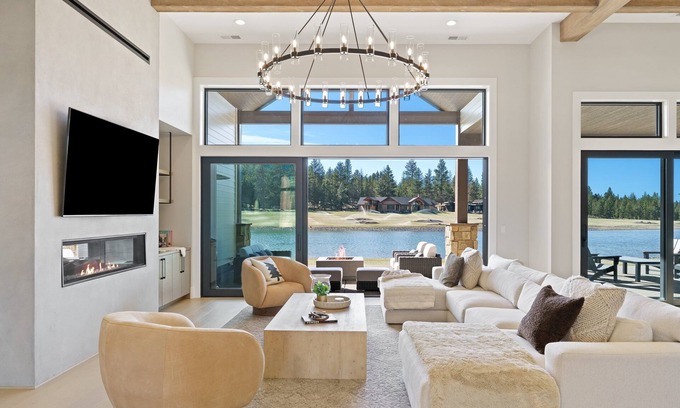 Bend Casa | Private Wakeboarding Lake, Hot Tub, Fire Pit, 10 Min 2 Bend