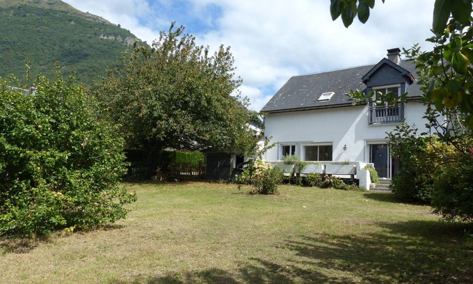Luz-Saint-Sauveur Casa | BERAFIA Casa 15 pers, 5 ch 3 baños gran jardín en el corazón del pueblo