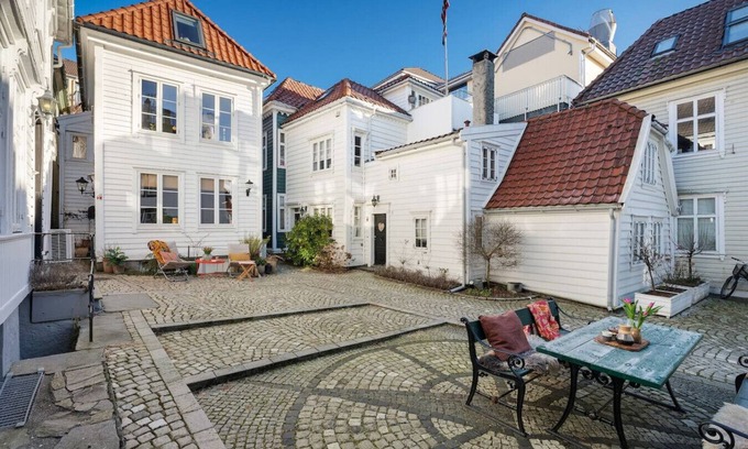 Bergen City Centre Casa | Bergen Gem Straight Out of History - Built in 1750