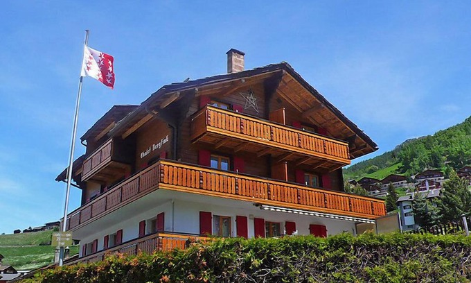 Graechen Apartamento | Bergfink Obergeschoss by Interhome