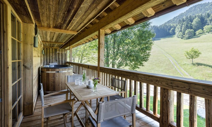 Frasdorf Apartamento | Bergwiesen-chalet-suite 80qm, 2 Schlafzimmer, Wohnraum mit Küche, Kamin und Bad mit Sauna, Balkon mit Whirlpool