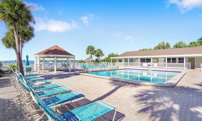 Bayview Condominio | Bermuda Bay St. Petersburg Waterfront Pool 53J