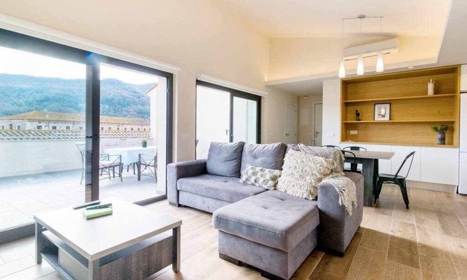Besalu Apartamento | Besalú 3 modern apt w/ terrace & great views +ac