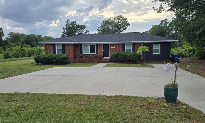 Wilmington Casa | Beside UNCW- Charming 4-bedroom house- minutes from Wrightsville Beach!!