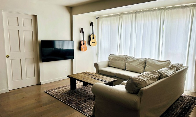 West Athens Casa | Bespoke 3-bedroom cottage with AC in vibrant Los Angeles near LAX/Sofi/Kia Forum