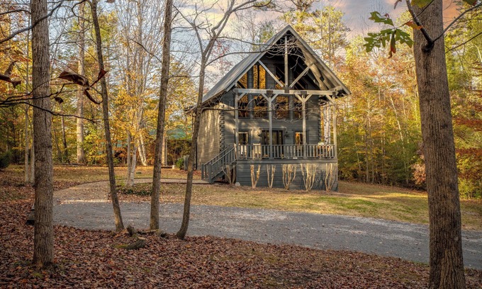 Wears Valley Cabina | Bespoke Cabin w/Pool access, minutes from Nat'l Park & Pigeon Forge