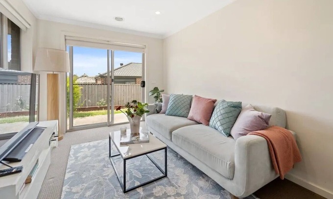 Mernda Casa | Bespoke Modern Home Self Check-In & Parking