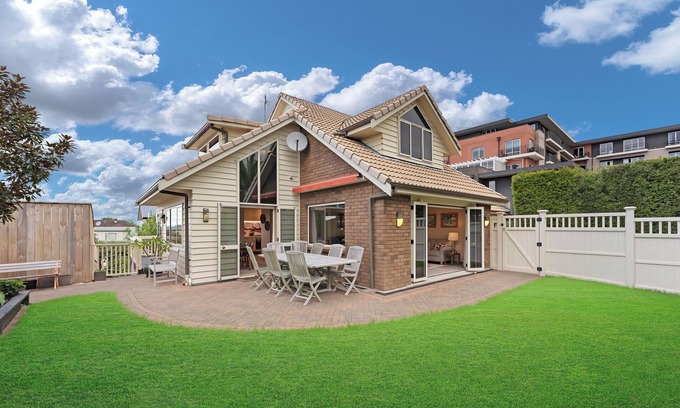 Greenlane - Ellerslie Casa | Contemporary Family Home with Garage & Courtyard