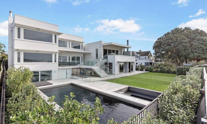Devonport Casa | Absolute Waterfront Escape