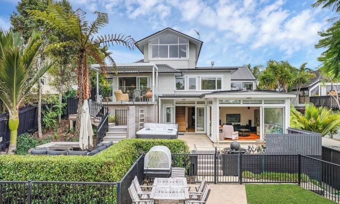 Belmont Casa | Comfort, Space & Coastal Lifestyle