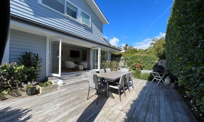 Takapuna Casa | Gorgeous private Garden with Jacuzzi