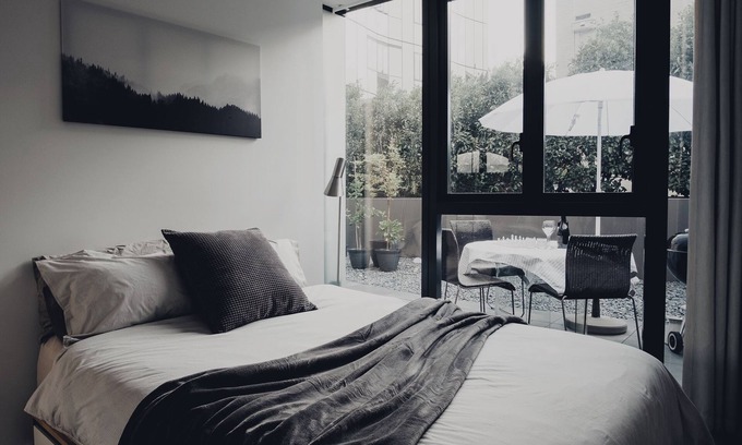 South Yarra Apartamento | Bespoke Yarra River Living Courtyard Chapel Street Shops Cafés Netflix