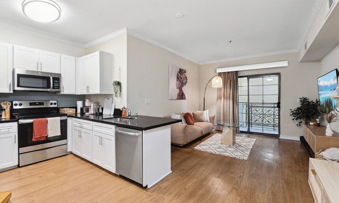 Park West Apartamento | Best getaway in Santa Monica w/Gym, Pool, Free Parking