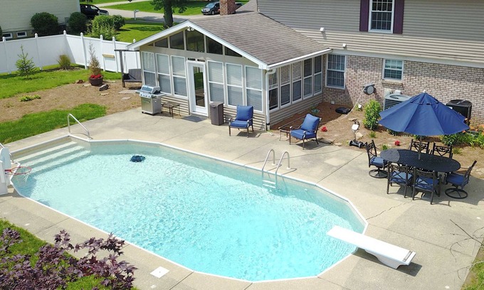 Roselawn Finance Casa | Best in show. Pool. Bar. Pool Table. Basketball.