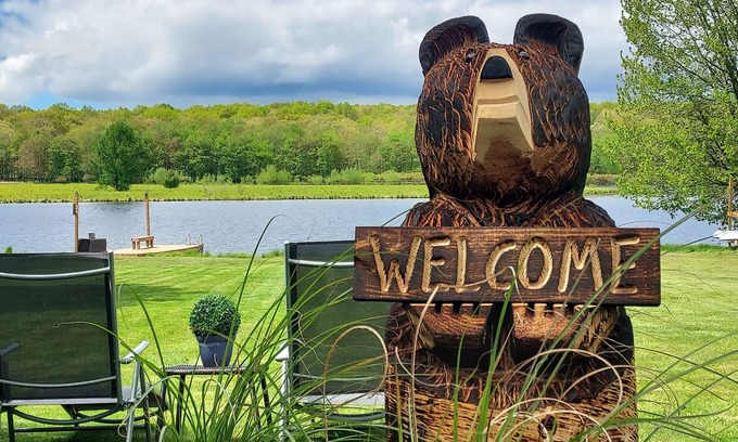 Albrightsville Casa | BEST LAKEFRONT OASIS IN POCONOS BEACH, HOT TUB, KAYAKS GAME ROOM, ON 1 ACRE