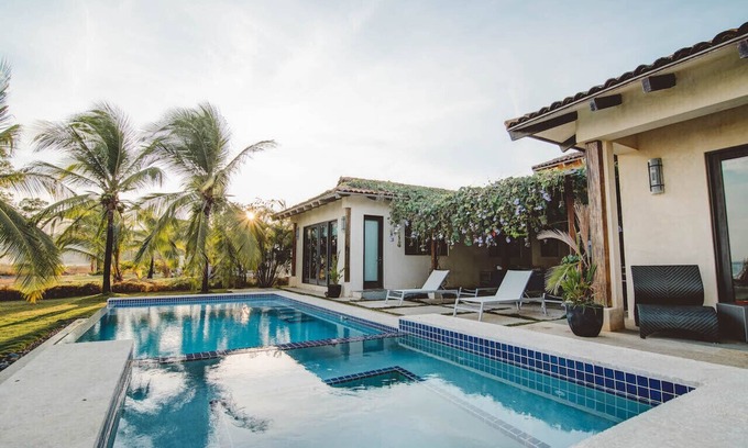 Las Escobas del Venado Casa | Casa Azul, directamente en playa venao, el mejor surf en Panamá, para 6-9 +