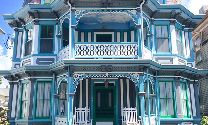 Cape May Casa | Casa de playa victoriana en la calle Jackson. ¡A solo 300 pies de la playa! Duerme 26.