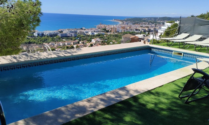 Sitges Villa | La mejor ubicación en Sitges - La maravillosa villa Sunlight, con vista al mar y a la piscina
