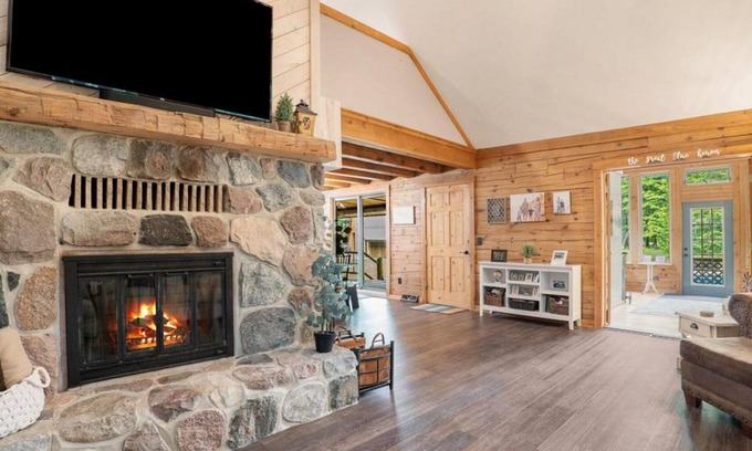 Newaygo Cabina | Best log cabin in western Michigan on the Muskegon River - time to get away.