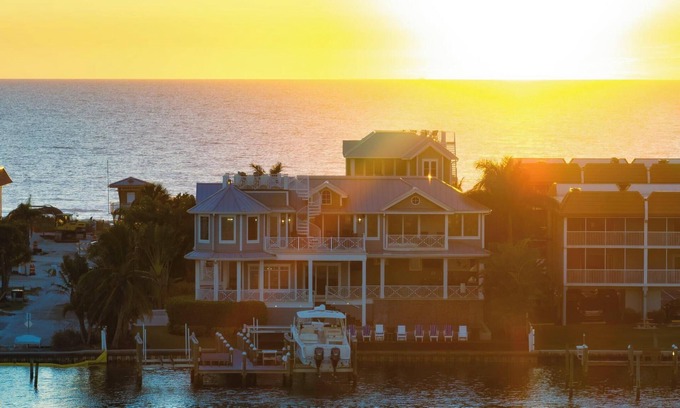 Bradenton Beach Casa | Best of both worlds! Luxury 6000+ sq ft Bay front home also next to Beach
