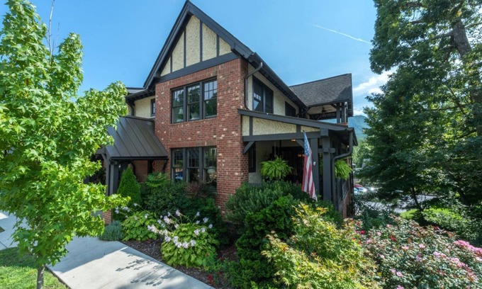 Cheshire Casa | Best of Times | Mountain View, Covered Porch & 5 Min. to Downtown Black Mtn!
