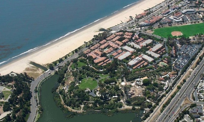East Beach Condominio | Best SB Beach Location + Amenities . Pool Gym Tennis Garage