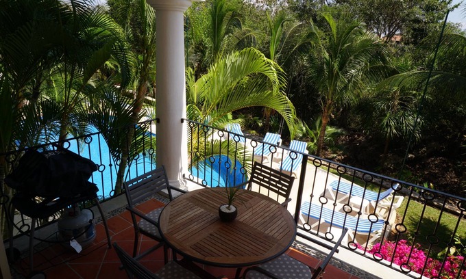 Puerto Aventuras Condominio | Condominio junto a la piscina en relajante comunidad cerrada del océano.