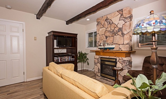 Jamestown Casa | El mejor valor en Main St Queen Bed TV DVD-Toda la casa