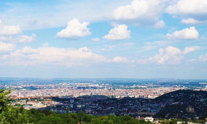 Szechenyihegy Apartamento | Best view small house free parking self check-in