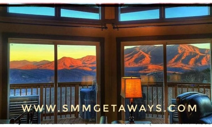Chalet Village Chalet De Esquí | BEST VIEWS OF DOWNTOWN LIGHTS ANAKEESTA MT LECONTE TRAM SKY BRIDGE SKI HOT TUB