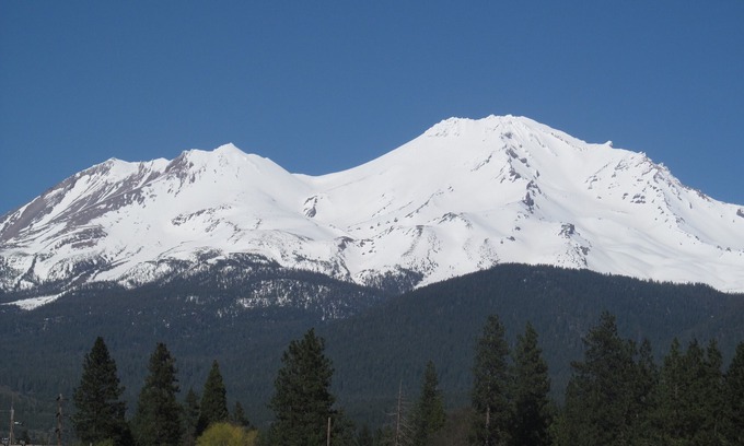 Mount Shasta Cabaña | Las mejores vistas de la RPT y una cala privada! Cultivar verduras frescas y los huevos también.