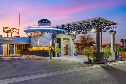 Gila Bend Cabina | Best Western Space Age Lodge