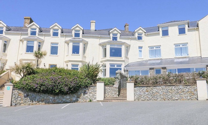 Holyhead Cabaña | BETHAN APARTMENT, pet friendly, with pool in Trearddur Bay