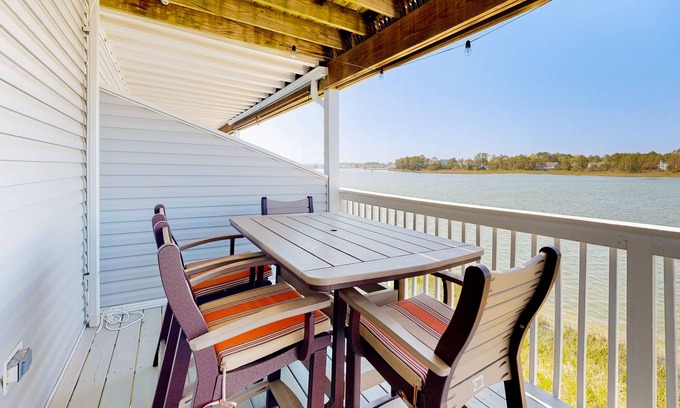 Ocean View Condominio | Bethany Marina bayfront condo with pool, 4 bikes, fireplace, water views