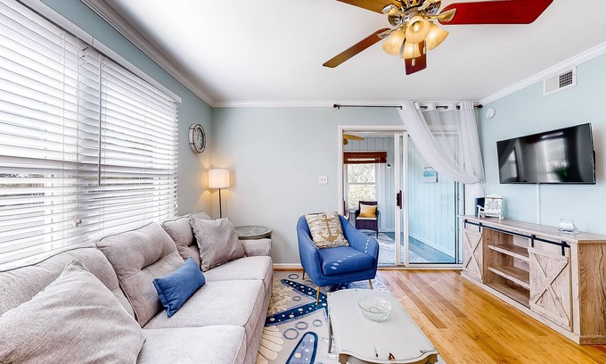 Frankford Condominio | Bethany Meadows condo with new owners, pool & tennis court - close to everything