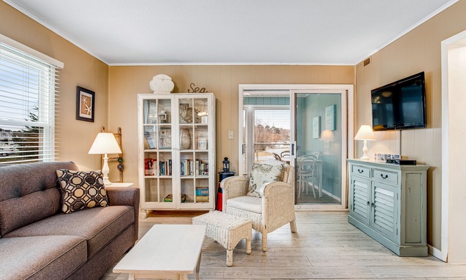 Frankford Condominio | Bethany Meadows Condo w/Free WiFi, Shared Pool & Tennis Court, W/D, AC, Patio