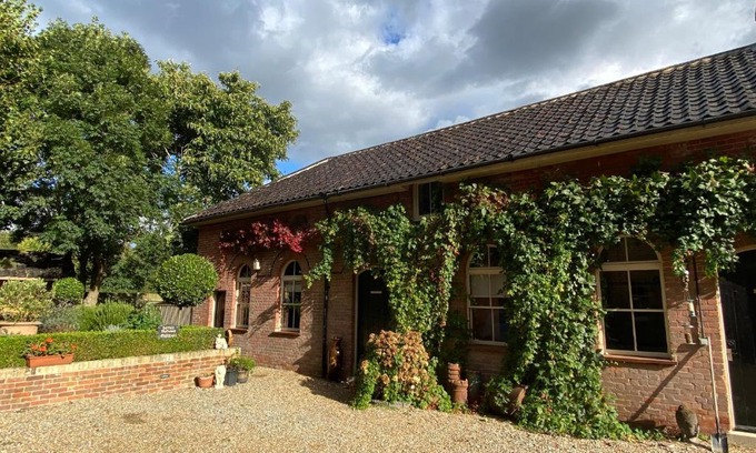 Hopton Casa | Betsey Trotwood. Historic stylish 2-bed cottage.