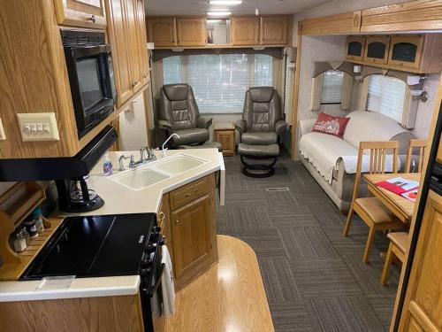 Beulah Apartamento | Betsie -35Ft RV Camper in Woods -Firepit & Hot Tub