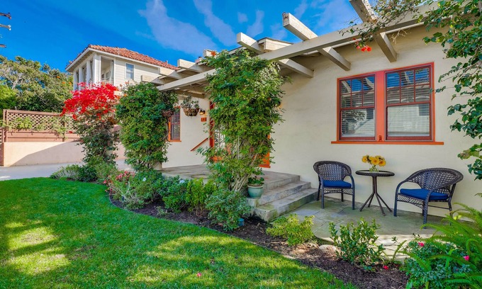 Beach Barber Tract Casa | Bette's Family Retreat: Bring the whole family and walk to the Beach.